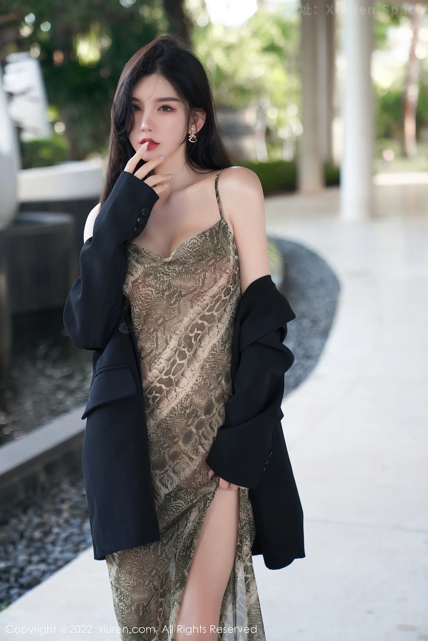 图片[3]-[XiuRen秀人网]VOL.4676 女神周于希Sally三亚旅拍吊带裙配肉丝裤袜秀惹火身材诱惑写真64P-秀人网官方网站